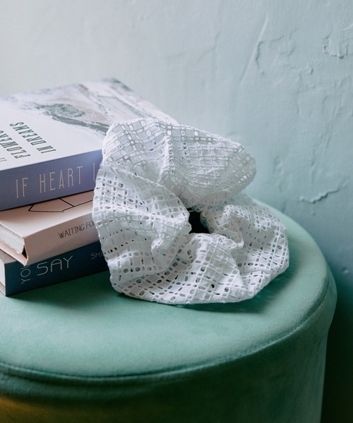 mysty woman(ミスティウーマン)の「スカラップレースシュシュ 595943(シュシュ・レディース・ネイビー/オフホワイト・FREE)」の1枚目の写真