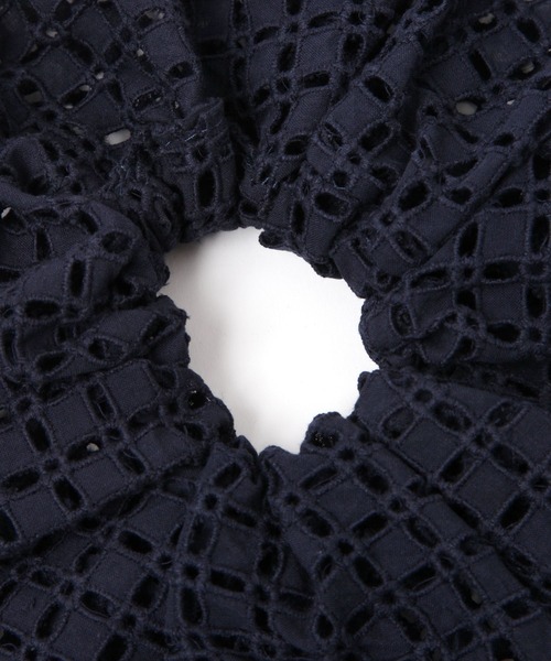 mysty woman(ミスティウーマン)の「スカラップレースシュシュ 595943(シュシュ・レディース・ネイビー/オフホワイト・FREE)」の4枚目の写真