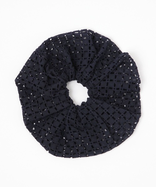 mysty woman(ミスティウーマン)の「スカラップレースシュシュ 595943(シュシュ・レディース・ネイビー/オフホワイト・FREE)」の6枚目の写真