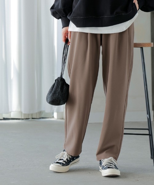 HUG.U（ハグユー）の「＜選べる3丈/2タイプ＞ シワになりにくい美シルエットパンツ（その他パンツ・レディース・ブラック/ネイビー/ブラウン/レッド/オリーブ/ブラック系その他/ブラウン系その他/グリーン系その他/ブルー系その他/レッド系その他/グレイッシュブルー/ブルー系その他2・M(レギュラー丈)/M(トール丈)/L(レギュラー丈)/L(トール丈)/M(ショート丈)/L(ショート丈)）」の5枚目の写真