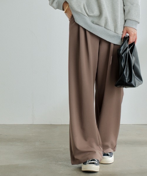 HUG.U（ハグユー）の「＜選べる3丈/2タイプ＞ シワになりにくい美シルエットパンツ（その他パンツ・レディース・ブラック/ネイビー/ブラウン/レッド/オリーブ/ブラック系その他/ブラウン系その他/グリーン系その他/ブルー系その他/レッド系その他/グレイッシュブルー/ブルー系その他2・M(レギュラー丈)/M(トール丈)/L(レギュラー丈)/L(トール丈)/M(ショート丈)/L(ショート丈)）」の4枚目の写真