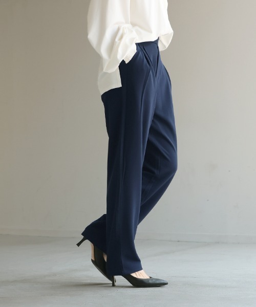 HUG.U（ハグユー）の「＜選べる3丈/2タイプ＞ シワになりにくい美シルエットパンツ（その他パンツ・レディース・ブラック/ネイビー/ブラウン/レッド/オリーブ/ブラック系その他/ブラウン系その他/グリーン系その他/ブルー系その他/レッド系その他/グレイッシュブルー/ブルー系その他2・M(レギュラー丈)/M(トール丈)/L(レギュラー丈)/L(トール丈)/M(ショート丈)/L(ショート丈)）」の11枚目の写真