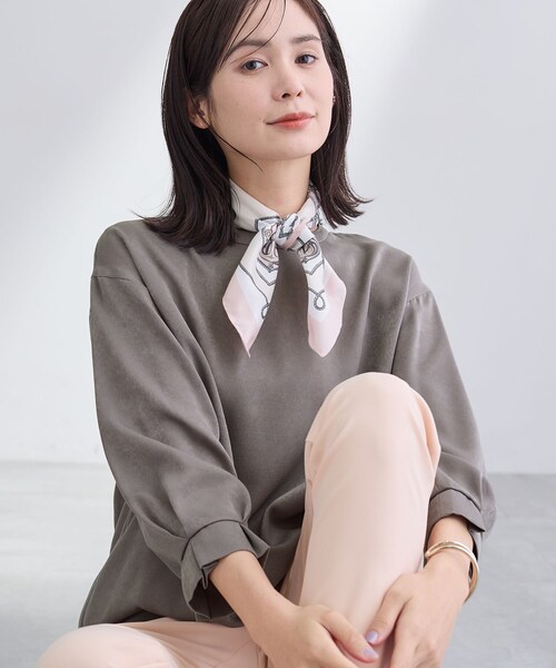 INDIVI(インディヴィ)の「【セットアップ可能】スエード調サテンブラウス(シャツ/ブラウス・レディース・グレー系4/アイボリー/チャコールグレー/ベージュ系9・38/34/05/03/15 /13)」の3枚目の写真