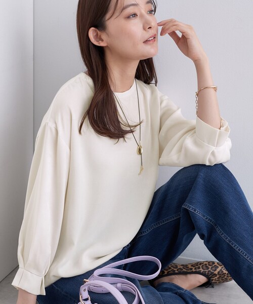 INDIVI(インディヴィ)の「【セットアップ可能】スエード調サテンブラウス(シャツ/ブラウス・レディース・グレー系4/アイボリー/チャコールグレー/ベージュ系9・38/34/05/03/15 /13)」の6枚目の写真