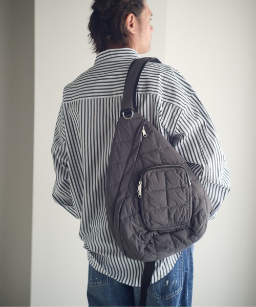 ADAM PATEK(アダムパテック)の「ADAMPATEK/square quilt sling bag/ワンショルダースクエアキルトスリングバック(ボディバッグ/ウエストポーチ・メンズ・グレー/ブラック・FREE)」の6枚目の写真