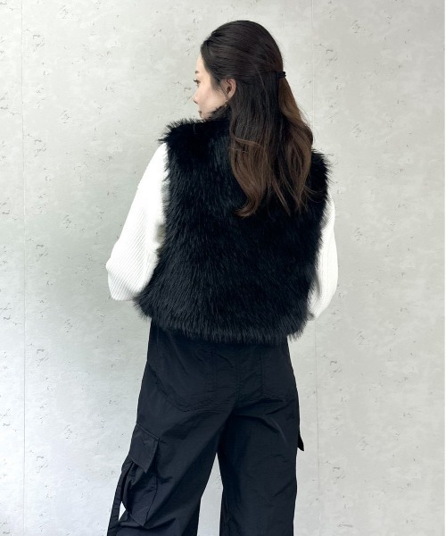 Per sist ence（パーシエンス）の「フェイクファーショート丈ジレ（その他アウター・レディース・グレイッシュベージュ/ライトベージュ/ブラック/グレー/ブラウン/ベージュ・ONE SIZE）」の11枚目の写真