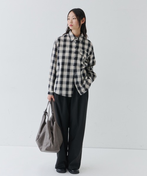 NUJOH(ヌゾ)の「Plaid Relaxed Shirt / チェックリラックスシャツ(シャツ/ブラウス・レディース・ブラック/ブラウン・FREE)」の4枚目の写真
