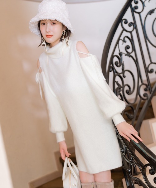 オープンショルダーラメフェザーニットワンピース（ワンピース