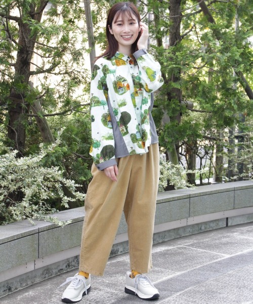 SUPER HAKKA（スーパーハッカ）の「SUPER　HAKKA×サクマ　ユウコ　「ある日の森の街」／「この葉の青い鳥」プリントシャツブラウス（シャツ/ブラウス・レディース・グリーン/ベージュ・FREE）」の4枚目の写真