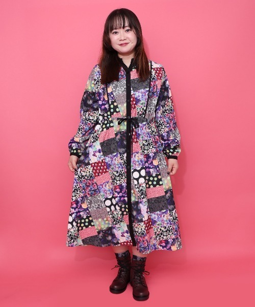 ScoLar（スカラー）の「153676：パッチワーク風総柄ドロスト前開きワンピース（ワンピース・レディース・ブラック/カーキ・M）」の2枚目の写真