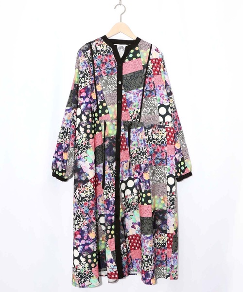 ScoLar（スカラー）の「153676：パッチワーク風総柄ドロスト前開きワンピース（ワンピース・レディース・ブラック/カーキ・M）」の3枚目の写真