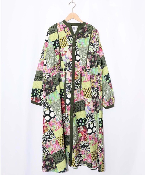 ScoLar（スカラー）の「153676：パッチワーク風総柄ドロスト前開きワンピース（ワンピース・レディース・ブラック/カーキ・M）」の5枚目の写真