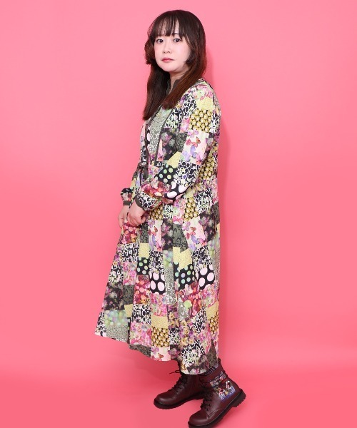 ScoLar（スカラー）の「153676：パッチワーク風総柄ドロスト前開きワンピース（ワンピース・レディース・ブラック/カーキ・M）」の21枚目の写真