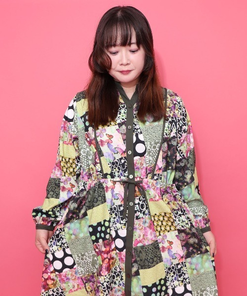 ScoLar（スカラー）の「153676：パッチワーク風総柄ドロスト前開きワンピース（ワンピース・レディース・ブラック/カーキ・M）」の20枚目の写真