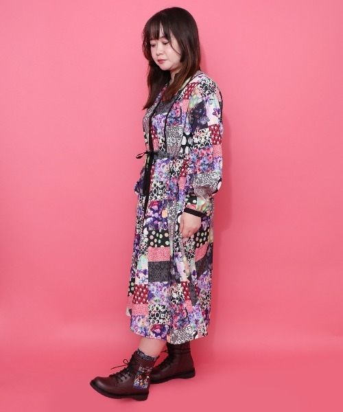 ScoLar（スカラー）の「153676：パッチワーク風総柄ドロスト前開きワンピース（ワンピース・レディース・ブラック/カーキ・M）」の16枚目の写真