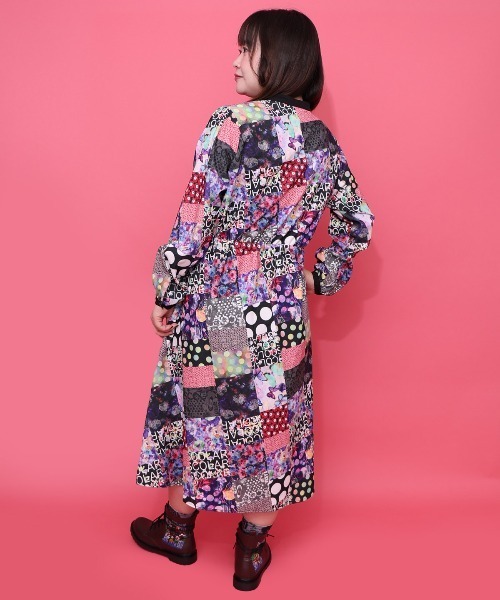 ScoLar（スカラー）の「153676：パッチワーク風総柄ドロスト前開きワンピース（ワンピース・レディース・ブラック/カーキ・M）」の14枚目の写真