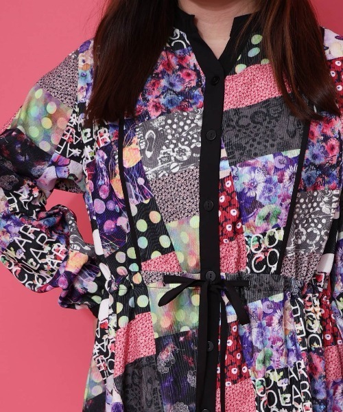 ScoLar（スカラー）の「153676：パッチワーク風総柄ドロスト前開きワンピース（ワンピース・レディース・ブラック/カーキ・M）」の13枚目の写真