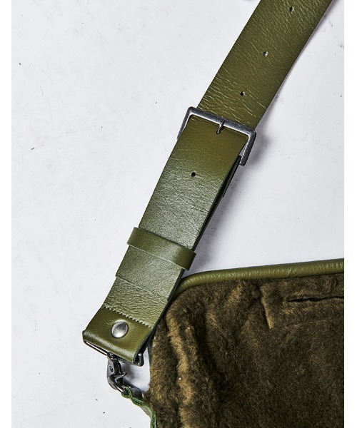 RUMCHE（ラムシェ）の「Remake Military Shoulder Bag / リメイクミリタリーショルダーバッグ（ショルダーバッグ・レディース・カーキ・FREE）」の4枚目の写真
