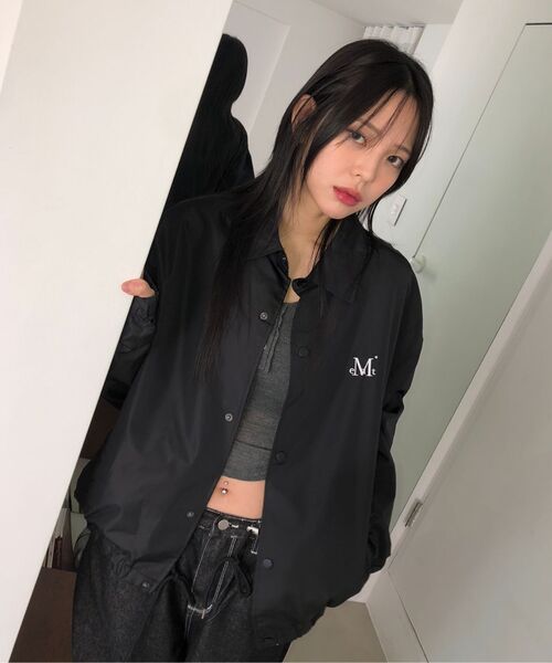 MUCENT(ムセント)の「シグネチャーメインシンボルコーチジャケット 男女共用(ナイロンジャケット・レディース・ブラック×ホワイト/ブラック×ブラック・FREE)」の8枚目の写真