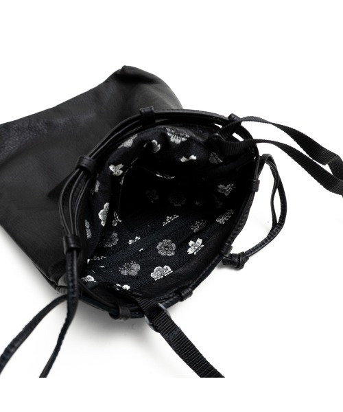 yorozu（ヨロズ）の「yorozu WATERPROOF KINCHAKU 30 ARCHIVE EDITION (111YZ056)（ハンドバッグ・メンズ・ブラック・FREE）」の7枚目の写真