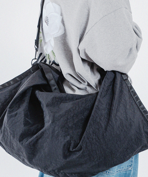 MONSTER REPUBLIC(モンスターリパブリック)の「BIGGER 2WAY CROSS BAG / BLACK(メッセンジャーバッグ・レディース・ブラック・FREE)」の2枚目の写真
