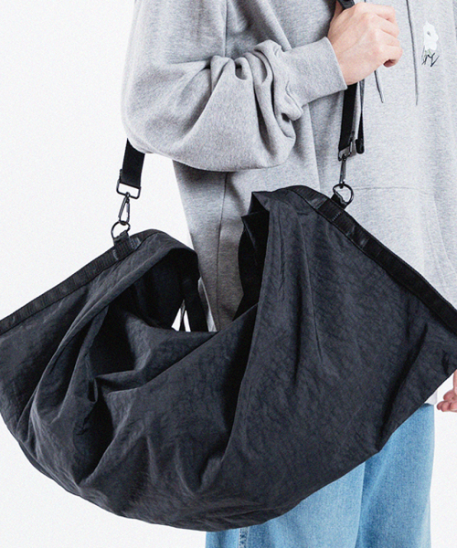 MONSTER REPUBLIC(モンスターリパブリック)の「BIGGER 2WAY CROSS BAG / BLACK(メッセンジャーバッグ・レディース・ブラック・FREE)」の3枚目の写真