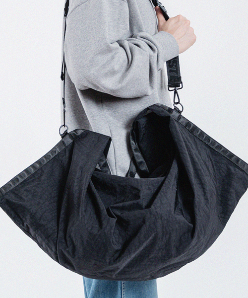 MONSTER REPUBLIC(モンスターリパブリック)の「BIGGER 2WAY CROSS BAG / BLACK(メッセンジャーバッグ・レディース・ブラック・FREE)」の4枚目の写真