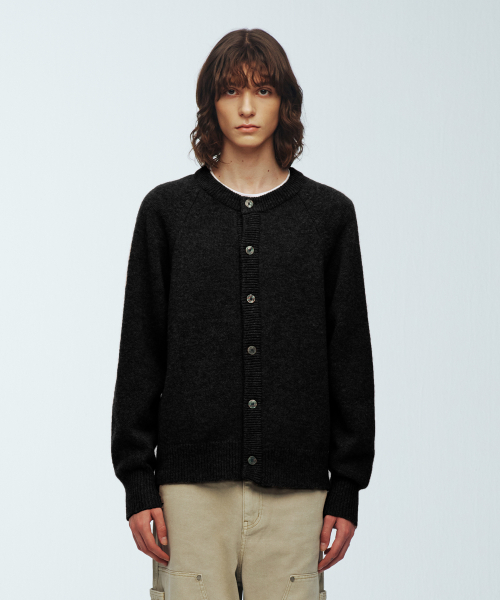 KNITTED(ニッティド)の「シェギドック ウール100% ラウンドカーディガン BLACK(カーディガン/ボレロ・レディース・その他・LARGE/MEDIUM/X-LARGE)」の2枚目の写真