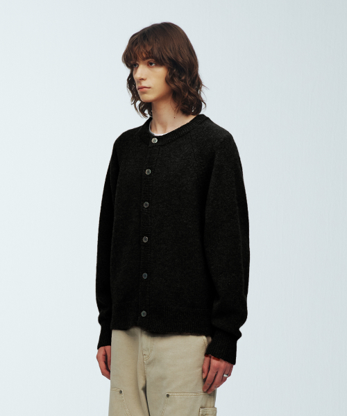 KNITTED(ニッティド)の「シェギドック ウール100% ラウンドカーディガン BLACK(カーディガン/ボレロ・レディース・その他・LARGE/MEDIUM/X-LARGE)」の3枚目の写真