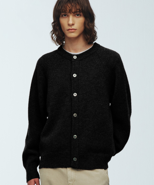 KNITTED(ニッティド)の「シェギドック ウール100% ラウンドカーディガン BLACK(カーディガン/ボレロ・レディース・その他・LARGE/MEDIUM/X-LARGE)」の6枚目の写真