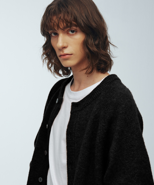 KNITTED(ニッティド)の「シェギドック ウール100% ラウンドカーディガン BLACK(カーディガン/ボレロ・レディース・その他・LARGE/MEDIUM/X-LARGE)」の7枚目の写真