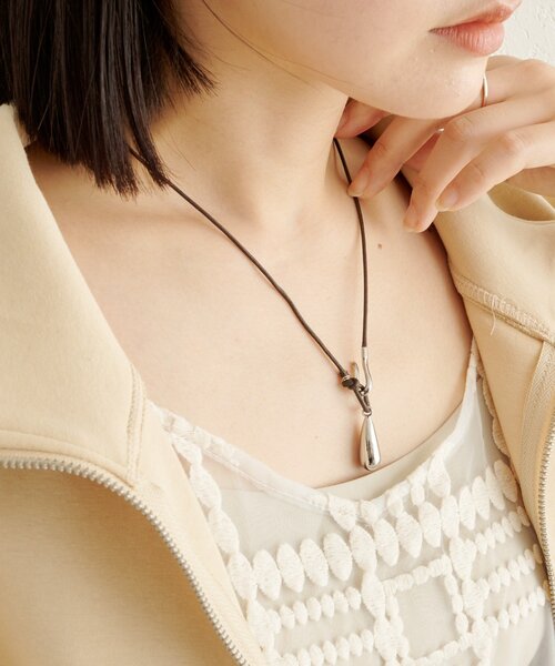 Omekashi（オメカシ）の「シルバードロップチョーカー（チョーカー・レディース・シルバー・ONE SIZE）」の2枚目の写真
