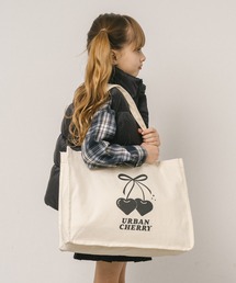 URBAN CHERRY（アーバンチェリー）の「【A4サイズ収納可能】マチ付きロゴプリントトートバッグ（トートバッグ）」