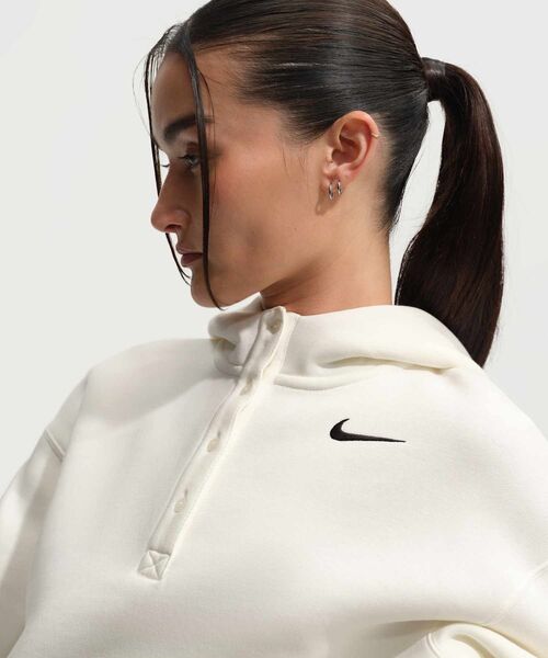 NIKE(ナイキ)の「ナイキ フェニックス フリース ウィメンズ オーバーサイズド クロップド パーカー / Nike Phoenix Fleece Women's Oversized Cropped Hoodie IF0259-133 Sail(パーカー・レディース・クリーム・XL/L/M/XS/S)」の4枚目の写真