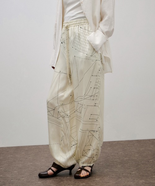ADAM ET ROPE'(アダムエロペ)の「アーキテクチャープリントパンツ(その他パンツ・レディース・ホワイト系その他5・38/36)」の1枚目の写真