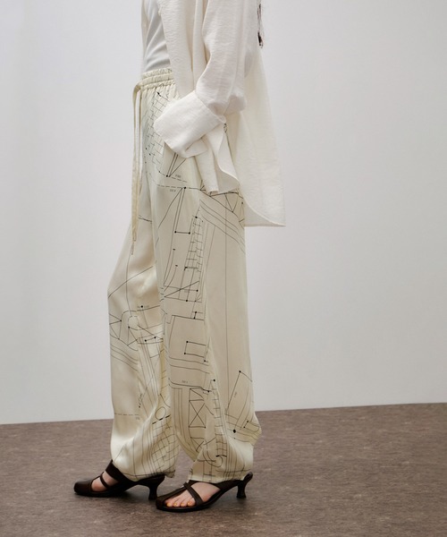 ADAM ET ROPE'(アダムエロペ)の「アーキテクチャープリントパンツ(その他パンツ・レディース・ホワイト系その他5・38/36)」の5枚目の写真