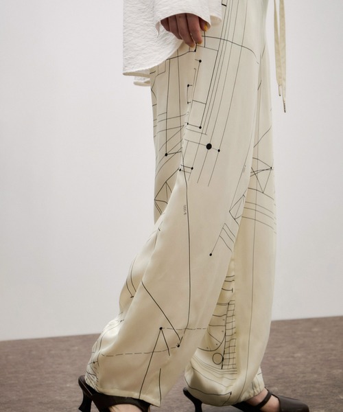 ADAM ET ROPE'(アダムエロペ)の「アーキテクチャープリントパンツ(その他パンツ・レディース・ホワイト系その他5・38/36)」の8枚目の写真