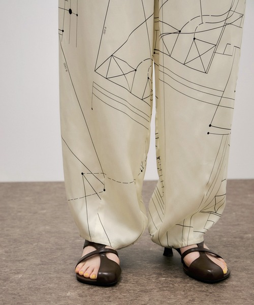 ADAM ET ROPE'(アダムエロペ)の「アーキテクチャープリントパンツ(その他パンツ・レディース・ホワイト系その他5・38/36)」の9枚目の写真