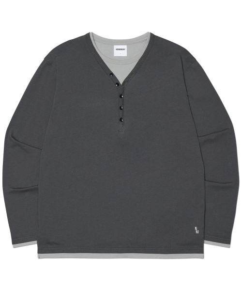 NOMANUAL(NOMANUAL)の「LAYERED HENLEY NECK LONG SLEEVE TEE - CHARCOAL(Tシャツ/カットソー・レディース・その他・LARGE/MEDIUM/SMALL)」の1枚目の写真