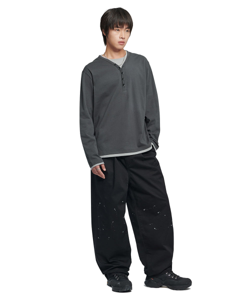 NOMANUAL(NOMANUAL)の「LAYERED HENLEY NECK LONG SLEEVE TEE - CHARCOAL(Tシャツ/カットソー・レディース・その他・LARGE/MEDIUM/SMALL)」の3枚目の写真