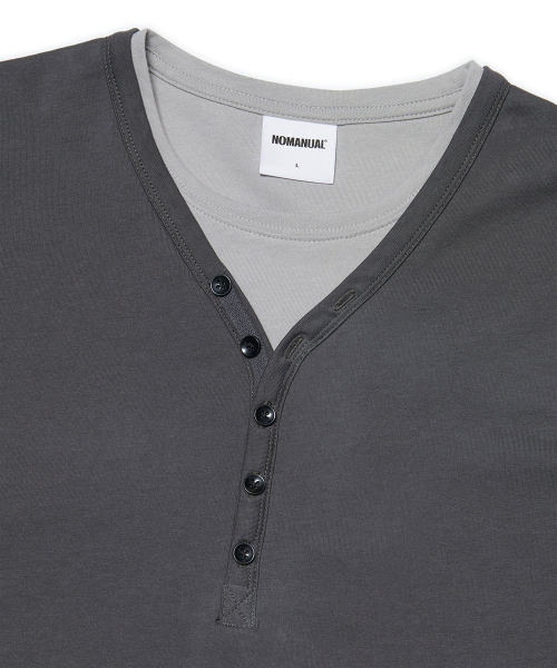 NOMANUAL(NOMANUAL)の「LAYERED HENLEY NECK LONG SLEEVE TEE - CHARCOAL(Tシャツ/カットソー・レディース・その他・LARGE/MEDIUM/SMALL)」の4枚目の写真