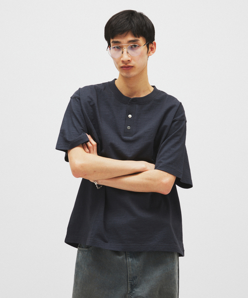 JOURNAL STANDARD（ジャーナルスタンダード）の「スラブ ヘンリー ネック 半袖 Tシャツ（Tシャツ/カットソー・メンズ・ホワイト/ブラック系その他/クリアブルー・LARGE/MEDIUM）」の2枚目の写真