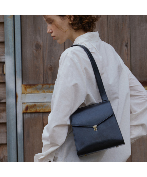 FOLNUA（フォルニュア）の「CLE BAG - PLAIN [2COLOR]（ショルダーバッグ・レディース・ブラック/ブラウン・FREE）」の2枚目の写真