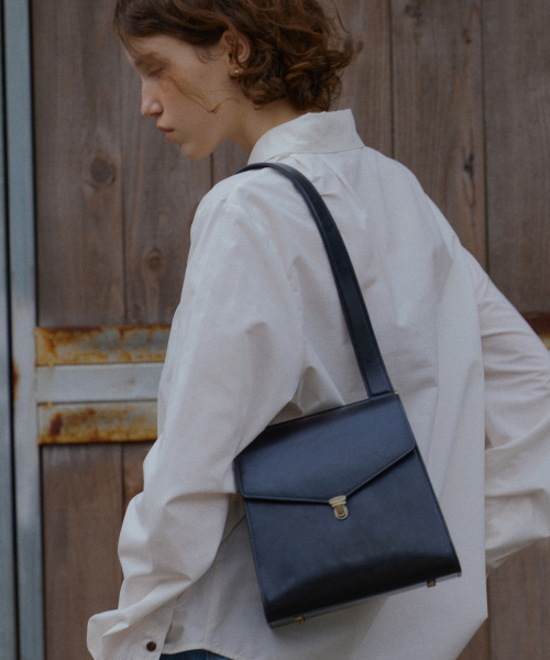 FOLNUA（フォルニュア）の「CLE BAG - PLAIN [2COLOR]（ショルダーバッグ・レディース・ブラック/ブラウン・FREE）」の3枚目の写真