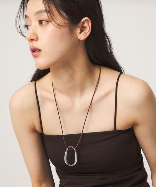 green label relaxing(グリーンレーベルリラクシング)の「オーバルリング コード ネックレス 2(ネックレス・レディース・シルバー/ゴールド/ブラウン系・FREE)」の4枚目の写真