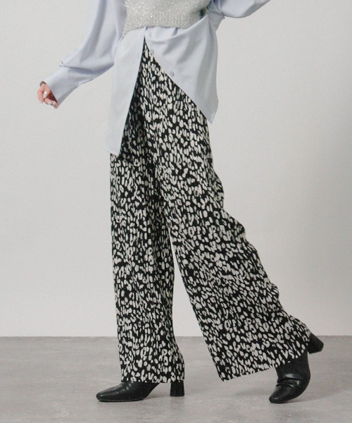 NYLAUS（ナイラス）の「【SG】セルフカット ランダムプリーツパンツ（その他パンツ・レディース・カーキ/ブラック系その他/ダークグリーン/ホワイト系その他/モカ/ブラック/グレイッシュベージュ/チャコールグレー/ライトブラウン・L/M）」の3枚目の写真
