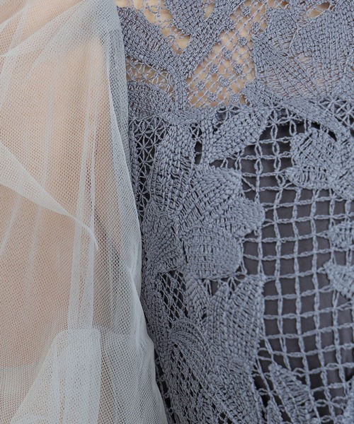 TRUDEA（トルディア）の「リーフレース×袖チュールワンピース（ドレス・レディース・ブルー/ブラック・MEDIUM）」の4枚目の写真