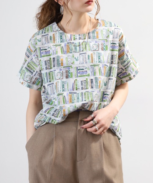 BRODIAEA(ブローディア)の「BRODIAEA 本棚プリント半袖ブラウス 日本製(シャツ/ブラウス・レディース・イエロー/グリーン/オレンジ・40)」の4枚目の写真