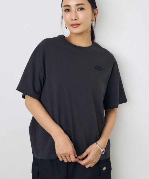 AZUL by moussy(アズールバイマウジー)の「【Dickies×AZUL】ワンポイントTee(Tシャツ/カットソー・レディース・ブルー/オフホワイト/チャコールグレー・SMALL/MEDIUM)」の2枚目の写真
