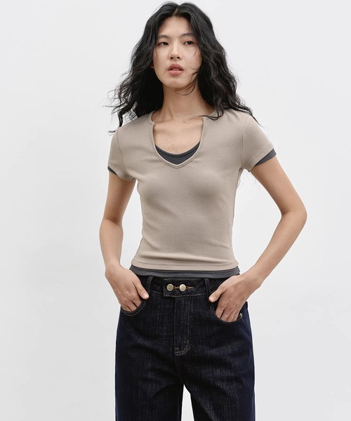 EIGHTHMONTH(エイスマンス)の「レイヤードネック コンパクトトップス EM26s056【EIGHTHMONTH】(Tシャツ/カットソー・レディース・グレー/ベージュ・M/S)」の1枚目の写真
